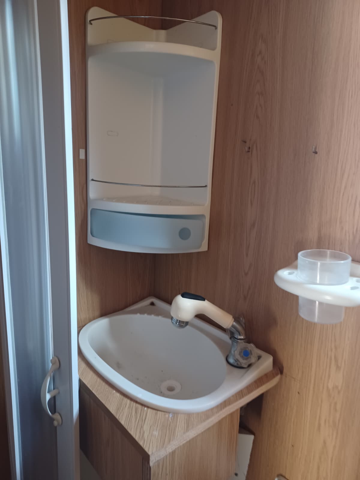 Autocarro trasporto cavalli 3 posti+ allestimento interno living  caravan in ottime condizioni
