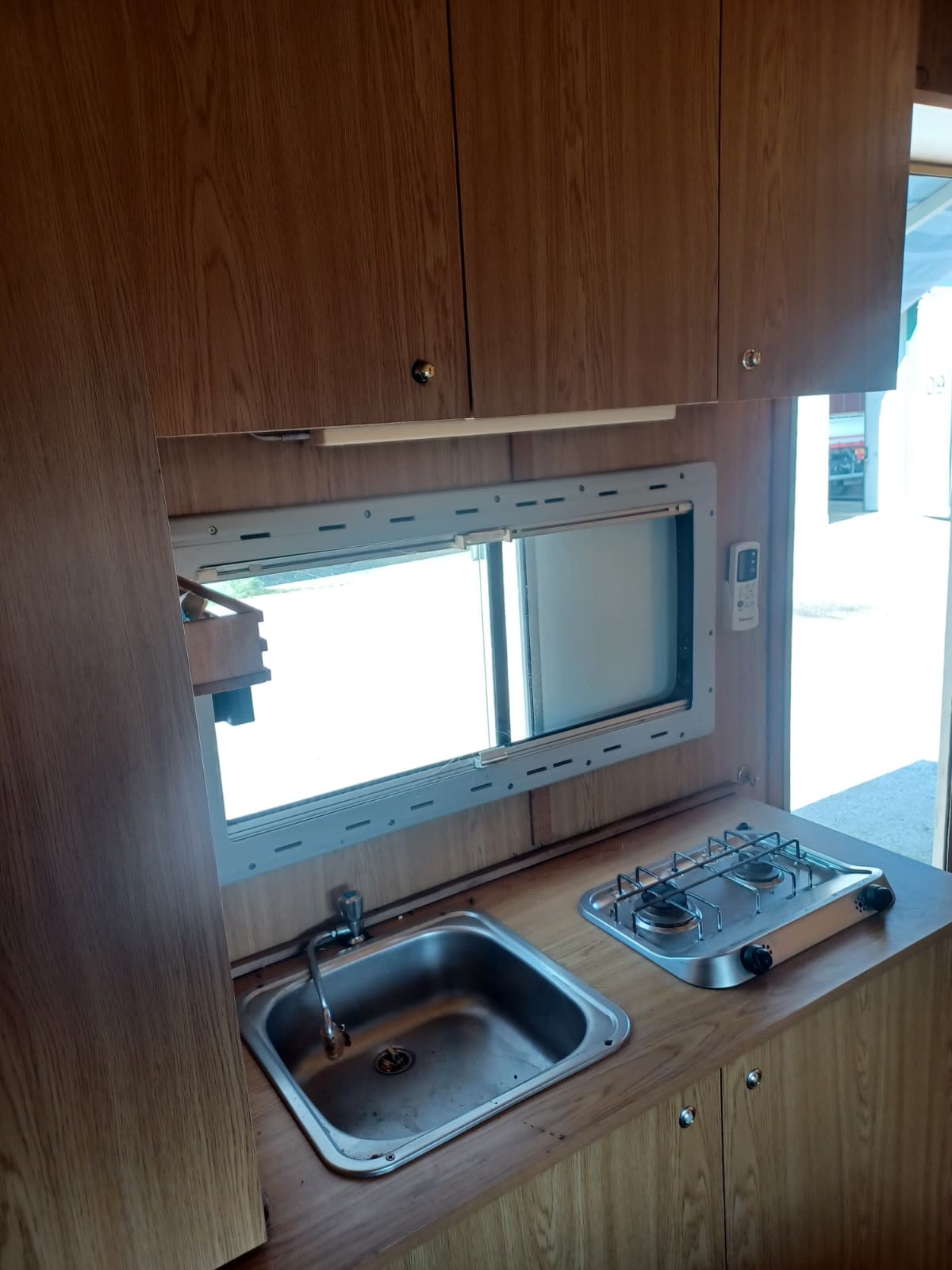 Autocarro trasporto cavalli 3 posti+ allestimento interno living  caravan in ottime condizioni