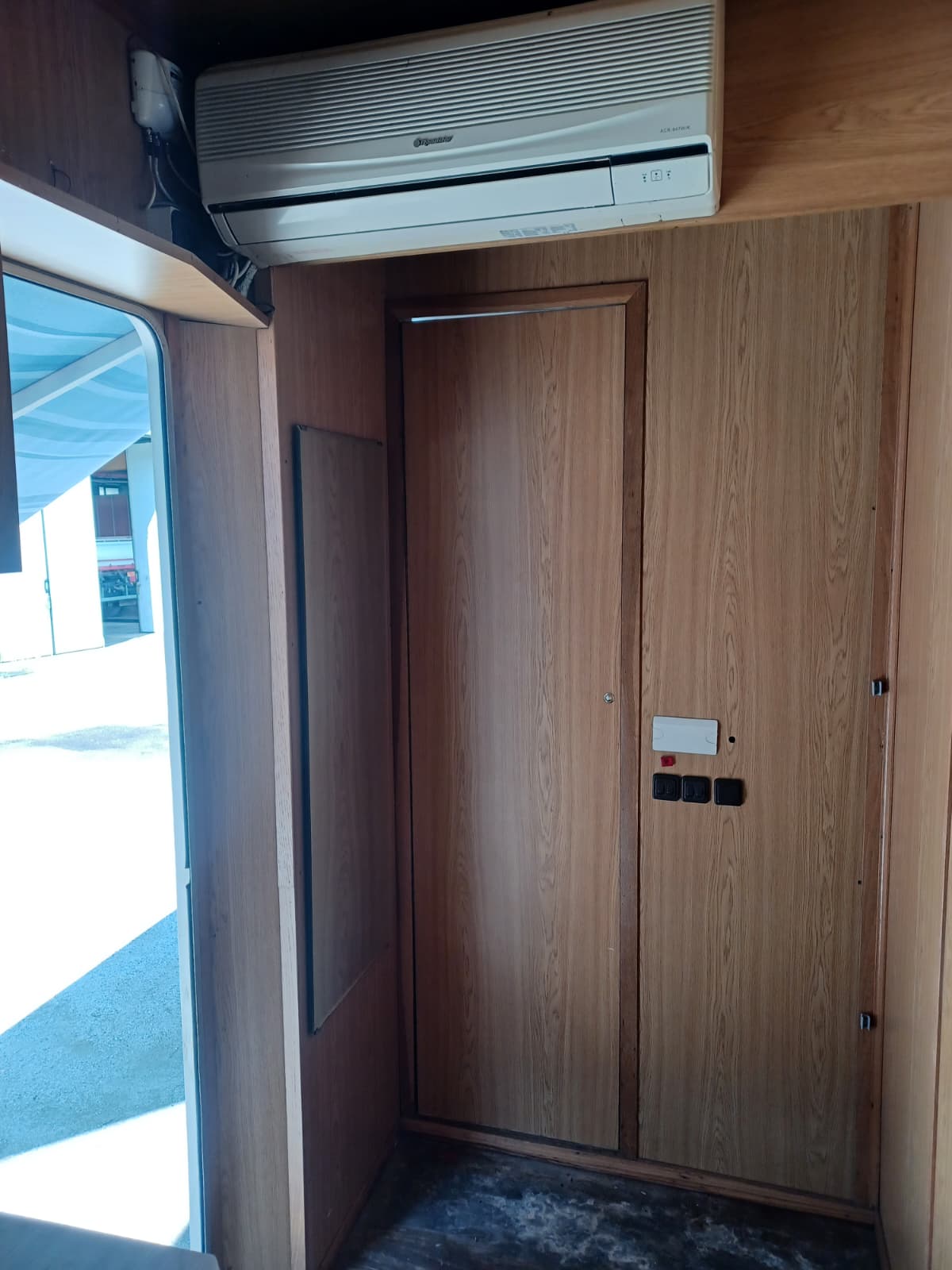 Autocarro trasporto cavalli 3 posti+ allestimento interno living  caravan in ottime condizioni