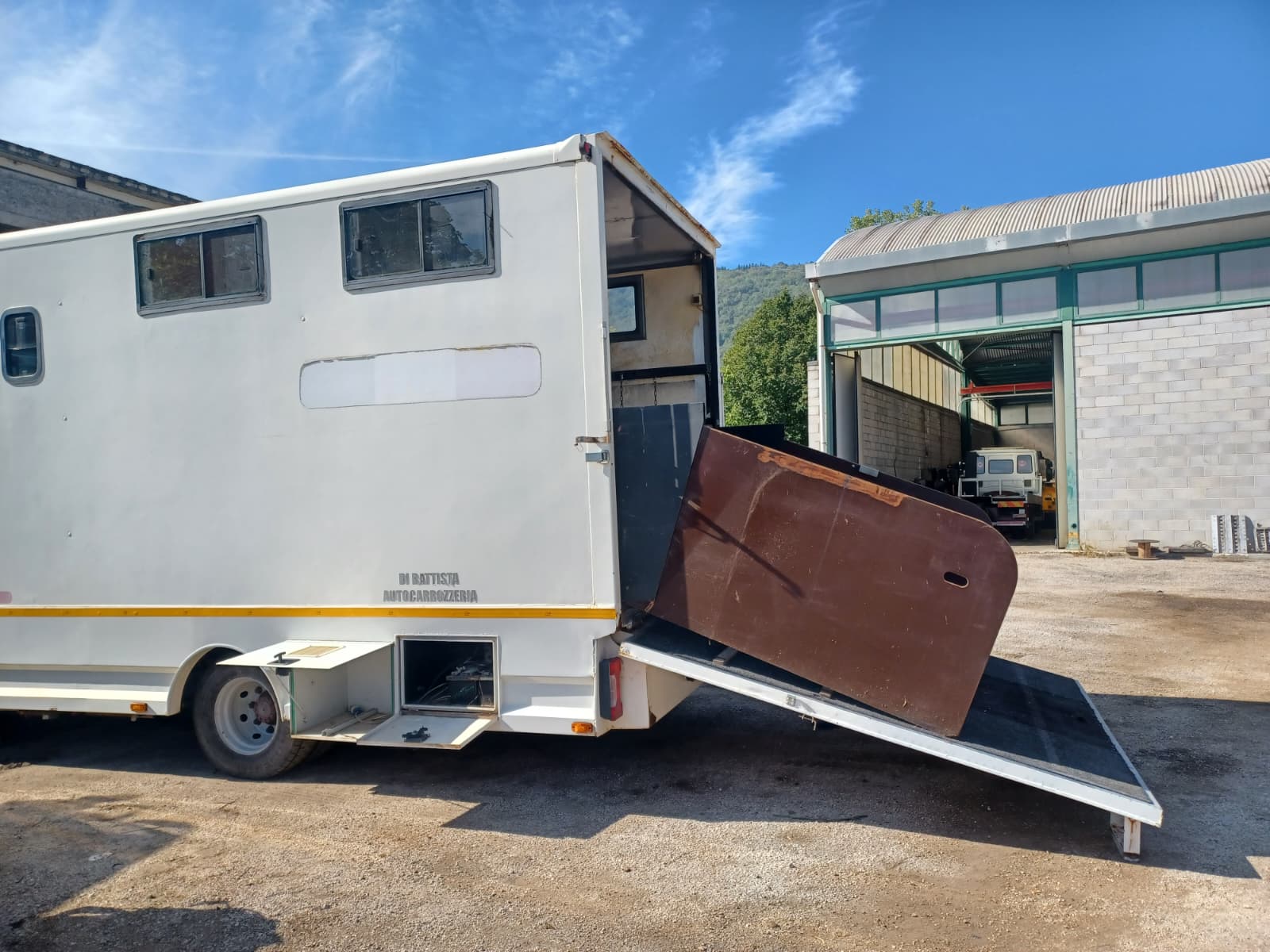 Autocarro trasporto cavalli 3 posti+ allestimento interno living  caravan in ottime condizioni