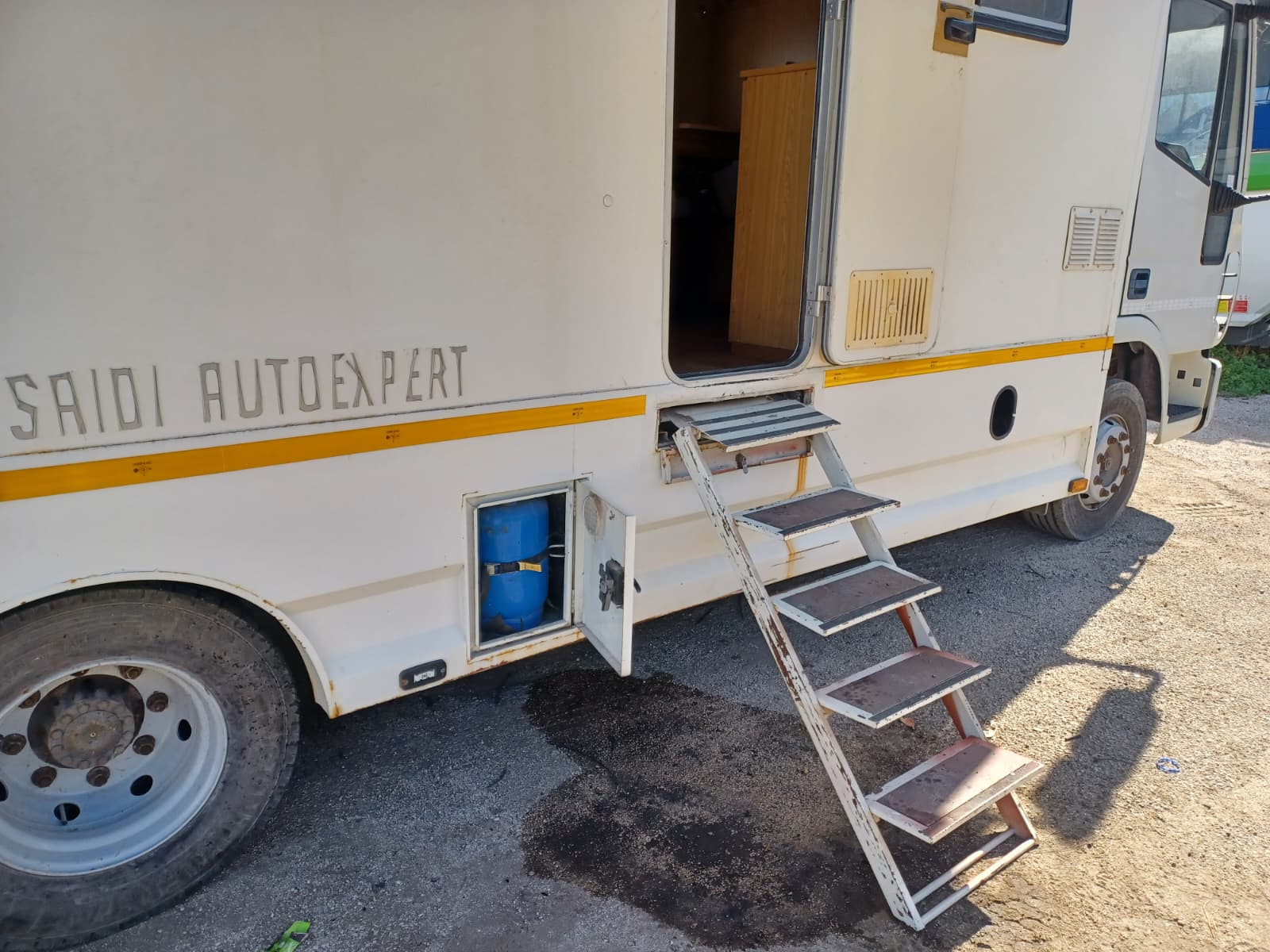 Autocarro trasporto cavalli 3 posti+ allestimento interno living  caravan in ottime condizioni