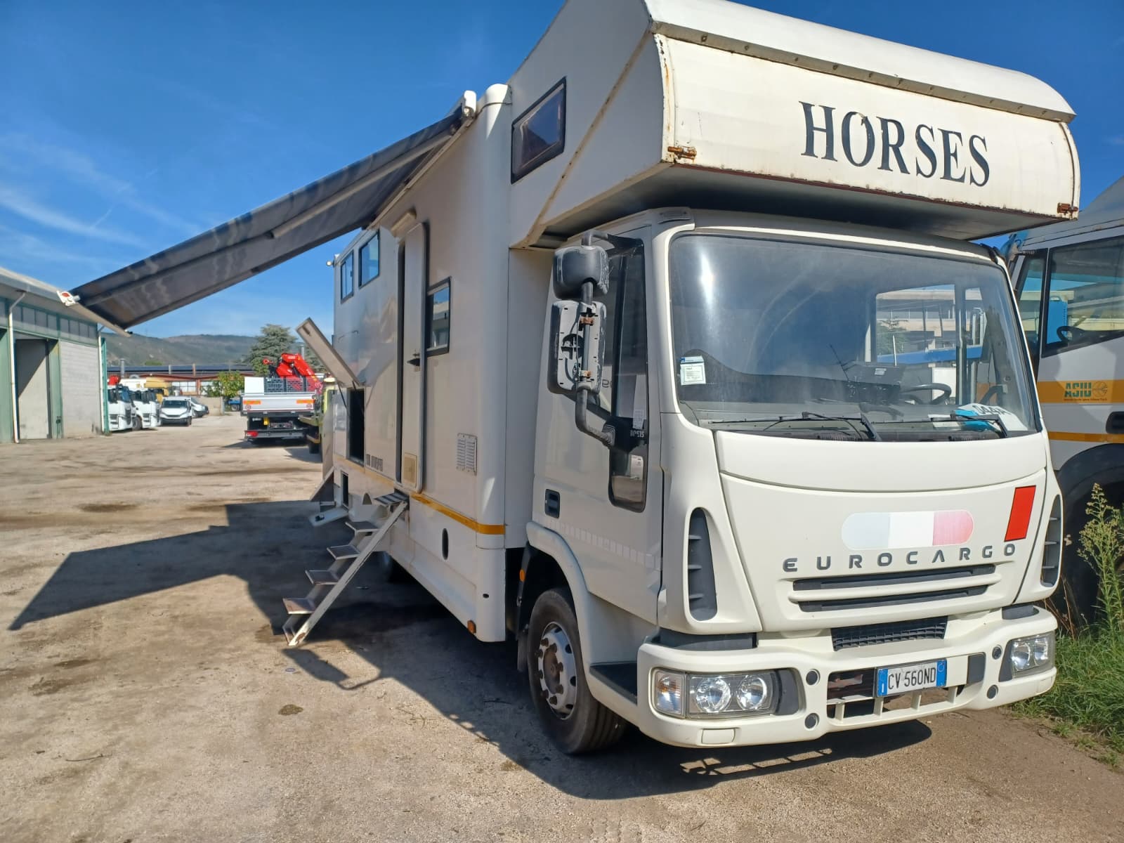 Autocarro trasporto cavalli 3 posti+ allestimento interno living  caravan in ottime condizioni